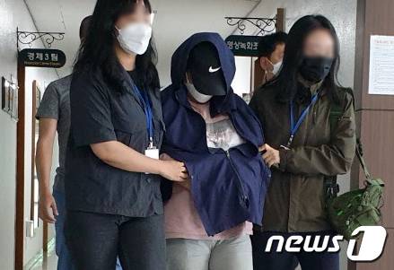경남 남해에서 중학생 의붓딸을 폭행해 숨지게 한 계모가 지난해 6월25일 창원지방법원 진주지원에서 영장실질심사를 받기 위해 진주경찰서를 빠져 나가고 있다. 2021.6.25/뉴스1 ⓒ News1 한송학 기자