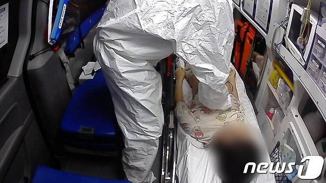 40대 계모에게 폭행을 당해 숨진 10대 여중생이 지난해 6월23일 오전 4시10여분쯤 경남도 남해군 고현면 한 아파트에서 신고를 받고 출동한 소방당국에 의해 인근 병원으로 옮겨지고 있다.(경남소방본부 제공)2021.6.23. ⓒ News1