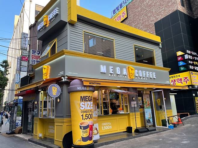 메가커피 매장(해당 매장은 기사와 직접적인 관련이 없음) © 뉴스1 신민경 기자