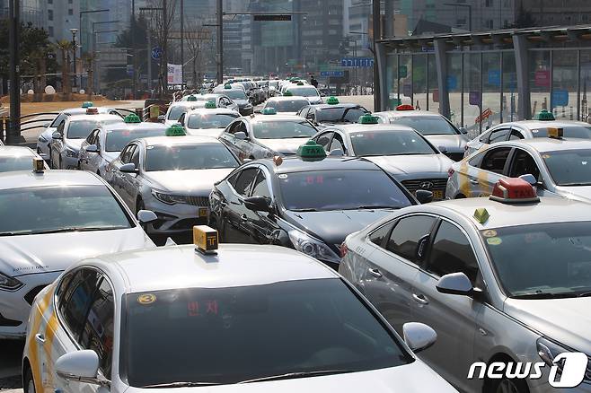 대구시가 7월1일부터 모든 임산부에게 월 2만원의 택시비를 지원하는 '해피맘콜' 사업을 시행한다. 동대구역 앞 승강장에 빈 택시가 줄지어 손님을 기다리고 있다.2021.2.10/뉴스1 © News1 공정식 기자