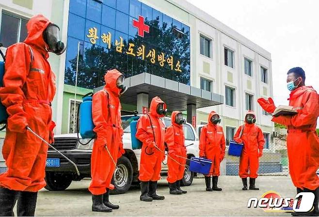 (평양 노동신문=뉴스1) = 북한 황해남도위생방역소에서 "최대 비상방역 체계의 요구에 맞게 방역사업을 더욱 강화해나가고 있다"고 26일 조선노동당 기관지 노동신문이 보도했다. [국내에서만 사용가능. 재배포 금지. DB 금지. For Use Only in the Republic of Korea. Redistribution Prohibited] rodongphoto@news1.kr