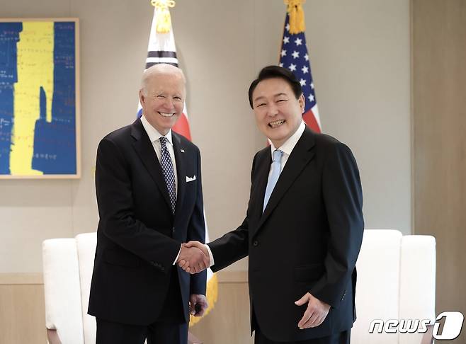 윤석열 대통령과 조 바이든 미국 대통령이 지난 5월21일 용산 대통령실에서 열린 소인수 정상회담에서 악수를 하고 있다. (대통령실 제공) 2022.5.21/뉴스1 © News1 안은나 기자
