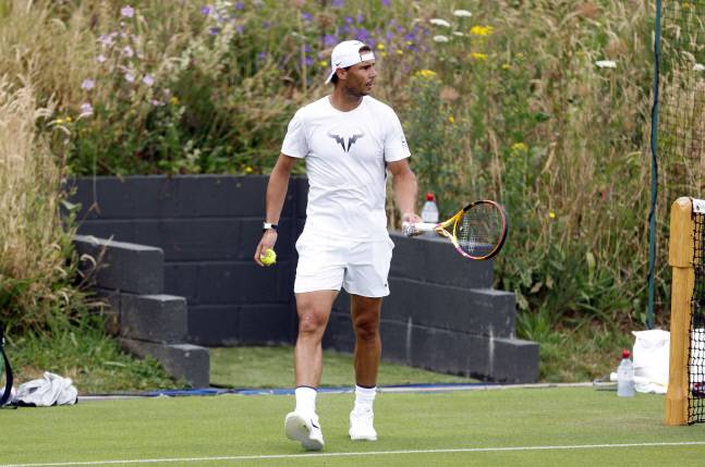 나달이 23일(현지시간) 영국 런던의 올잉글랜드 론 테니스클럽에서 연습을 하고 있다. 런던|AP 연합뉴스