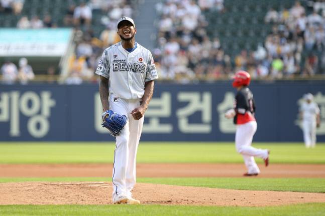 두산 외국인 투수 아리엘 미란다가 25일 잠실구장에서 열린 KIA전에서 제구에 어려움을 겪자 격분하고 있다. 사진제공 | 두산 베어스