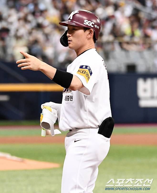 2022 KBO리그 키움 히어로즈와 LG 트윈스의 경기가 19일 고척스카이돔에서 열렸다. 8회말 2사 키움 김준완이 안타를 날린 뒤 숨을 고르고 있다. 고척=박재만 기자 pjm@sportschosun.com/2022.06.19/