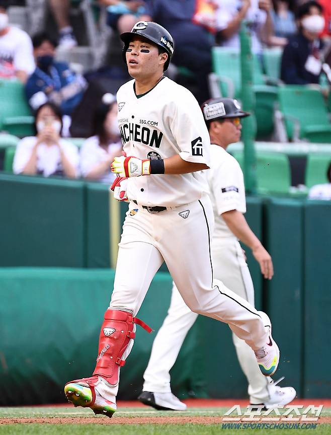 2022 KBO리그 SSG 랜더스와 NC 다이노스의 경기가 26일 인천 SSG랜더스필드에서 열렸다. 4회말 2사 SSG 한유섬이 솔로포를 날린 뒤 그라운드를 돌고 있다. 인천=박재만 기자 pjm@sportschosun.com/2022.06.26/