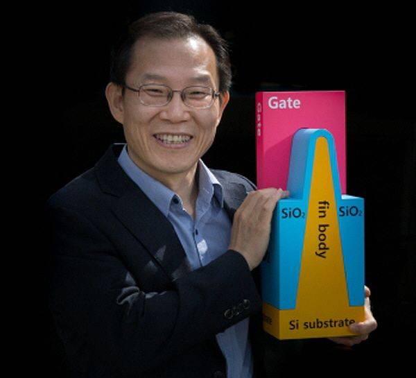 이종호 과학기술정보통신부 장관(전 서울대 반도체연구소장)이 자신이 개발한 핀펫 기술의 모형을 들고 있다. /서울대 홈페이지 캡처