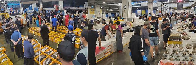 지난 25일 오전 3시 반쯤, 서울시 동작구에 위치한 노량진수산시장 안에 있는 경매장(왼쪽)과 도매시장(오른쪽) 풍경/정재훤 기자