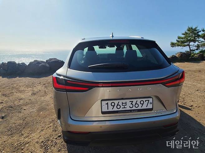 제주도의 해안도로 한 편에 서 있는 뉴 제너레이션 NX 350h의 후면부 모습 ⓒ데일리안 이슬기 기자