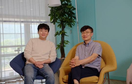 고명곤(오른쪽) UNIST 교수와 제1저자인 변성준 연구원.          UNIST 제공
