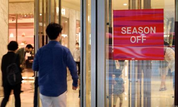 26일 롯데백화점 본점을 찾은 시민들이 쇼핑을 하며 휴일을 보내고 있다. 사진=박범준 기자