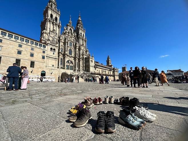 산티아고의 대성당 앞에 놓은 순례자들의 신발. 오진향 제공