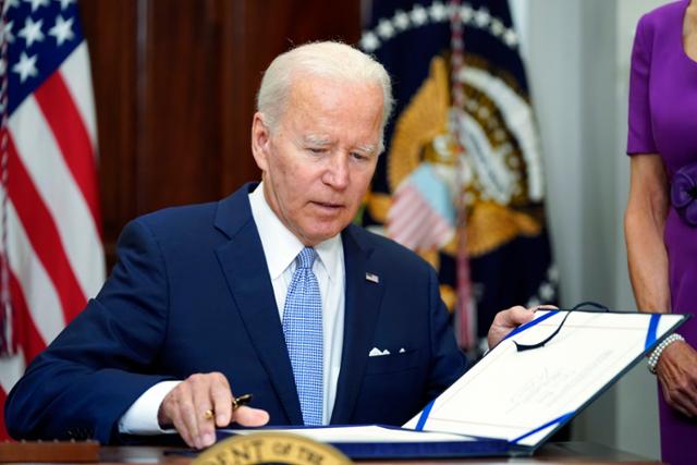 조 바이든 미국 대통령이 25일 워싱턴 백악관에서 새 총기 규제 강화 법안에 서명하고 있다. 워싱턴=AP 연합뉴스