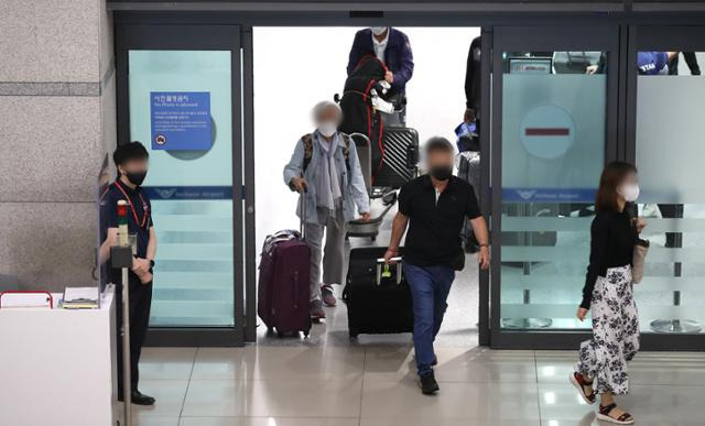 지난 22일 오전 인천국제공항 입국장에서 승객들이 나오고 있다. 뉴스1