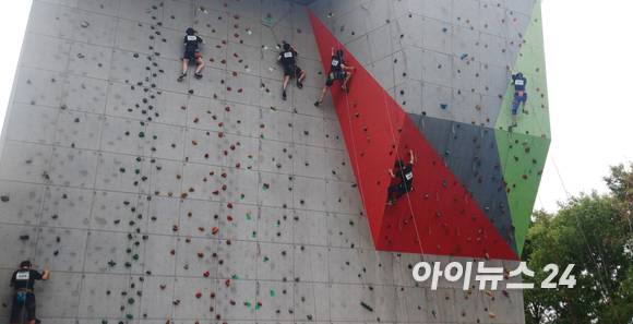 사단법인 한국대학산악연맹(회장 인채권)이 주최한 2022 한국대학산악연맹 스포츠클라이밍 페스티벌이 26일 서울 강북구 수유동 시립강북청소년센터에서 열린 가운데 참가자들이 경기에 임하고 있다. [사진=정소희 기자]