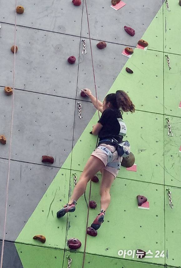 사단법인 한국대학산악연맹(회장 인채권)이 주최한 2022 한국대학산악연맹 스포츠클라이밍 페스티벌이 26일 서울 강북구 수유동 시립강북청소년센터에서 열린 가운데 고려대학교 산악부 소속 김자인 선수가 등반하고 있다 [사진=정소희 기자]