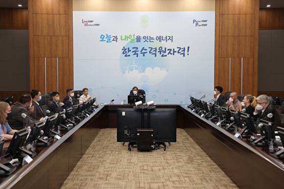 지난 24일 한수원이 체코와 폴란드 언론인 초청행사를 진행하고 있다 [사진=한수원]