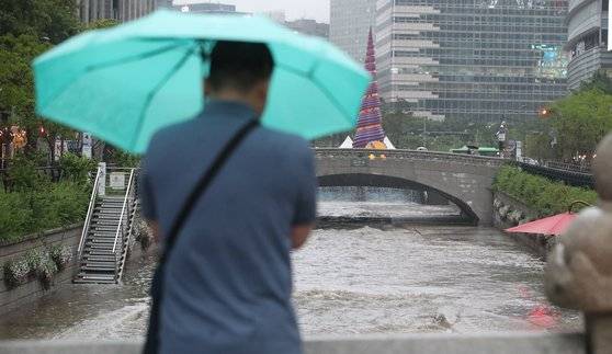 23일 서울 종로구 청계천이 장맛비로 통제되고 있다. 뉴스1