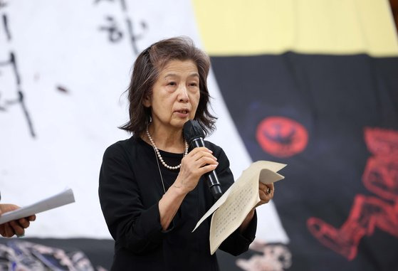 김지하 시인을 일본에 소개하고, 전 세계적인 구명운동에도 앞장섰던 미야타 마리에 일본 전 중앙공론사 편집장은 "1991년 김지하는 젊은 생명을 사랑한 나머지 고통의 말을 던졌는데, 그 이후 '김지하의 변절' 풍조가 한국 사회에 퍼진 것 같다"고 말했다. 그러나 그마저도 2012년 박근혜 지지선언을 한 시인에 대해서는 '실망하고, 우려하고 있다'고 전했다고 했다. 김상선 기자