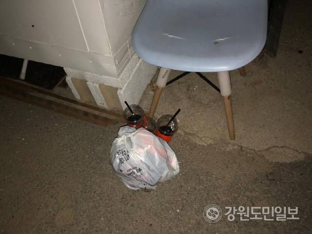 ▲ 26일 온라인 커뮤니티 보배드림에 올라온 ‘강원 고성 역대급 카니발 가족을 소개합니다’글 무단투기하고 간 쓰레기[보배드림]