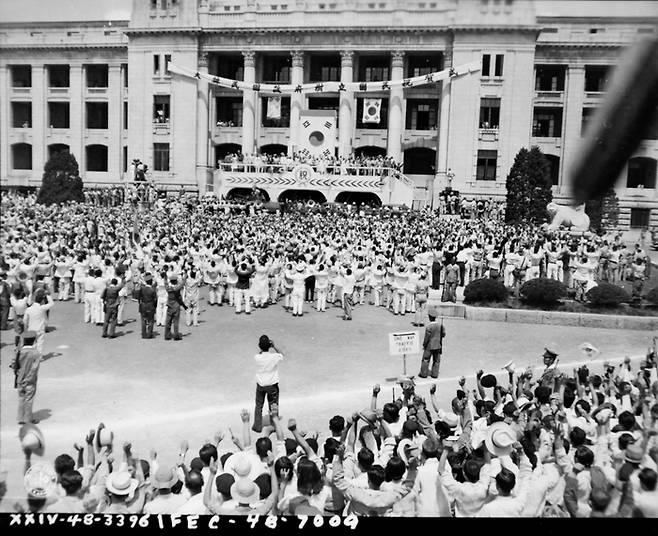 <시민의 한국사>에 실린 1948년 8월15일 대한민국 정부 수립 선포식 사진. 돌베개 제공
