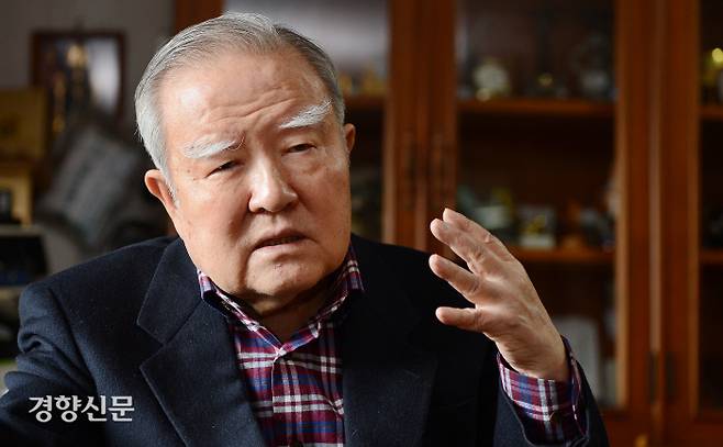 조순 전 부총리가 지난 2013년 경향신문과  인터뷰하고 있다. 이 상훈 기자