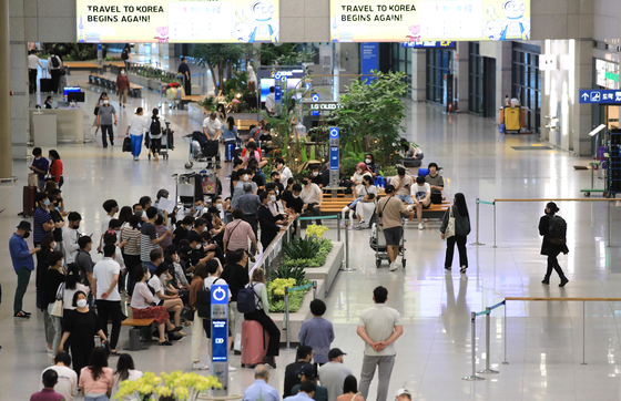 The picture shows the arrival hall of Incheon International Airport on Sunday. On Sunday, 135 daily imported Covid-19 cases were reported, the most since Feb. 28. [NEWS1]
