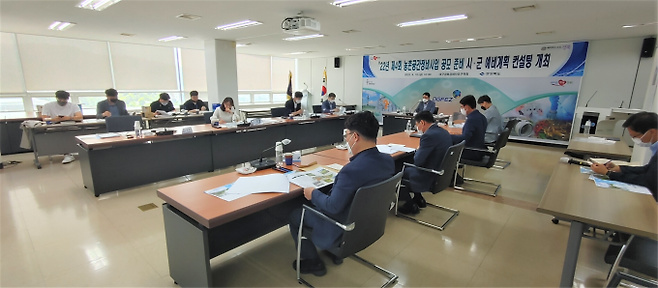 경북도가 농림축산식품부 주관 ‘농촌 공간 정비사업’1차 공모를 위해 대학교수, 공공기관 연구원, 시군 담당과장 등과 대응전략 회의를 열고 있다.(경북도 제공) 2022.06.26.