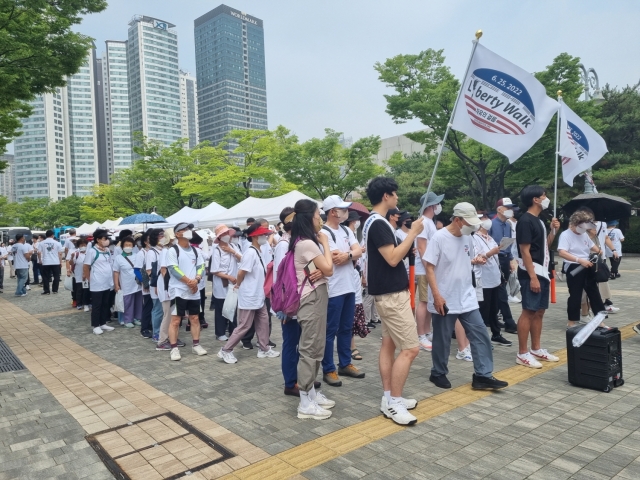 서울 용산구 전쟁기념관에서 열린 '리버티 워크 서울 걷기 행사' 참석자들이 25일 걷기 행사를 앞두고 모여 있다. 부영그룹 제공