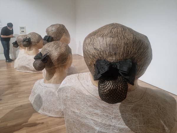 신민 작가의 작품 ‘우리의 기도-나는 동료들을 미워하지 않는다 나는 사랑한다 나는 껴안는다 나는 연대한다’. 서울시립 북서울미술관 제공