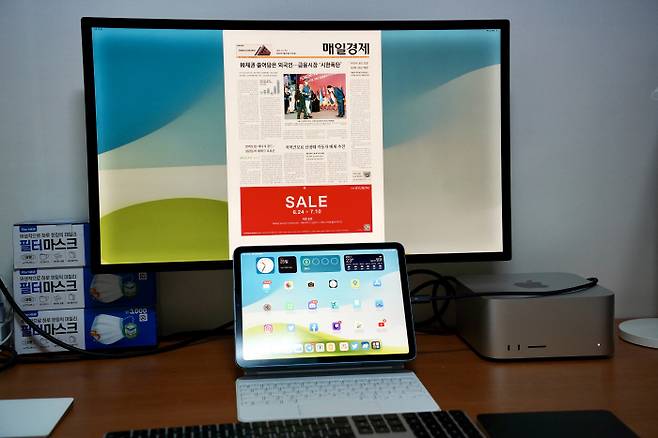 스튜디오 디스플레이를 아이패드에 연결해, 아이패드용 매경e신문 앱을 전체화면으로 띄운 모습