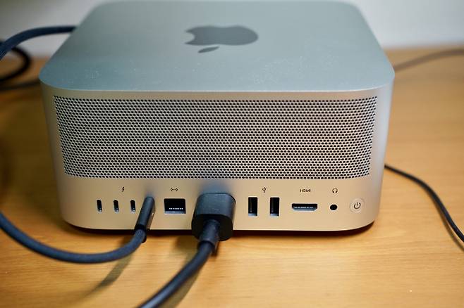 맥 스튜디오의 뒷면