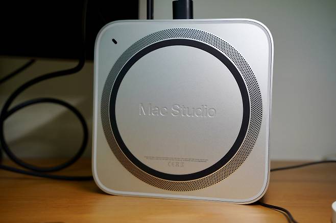 맥 스튜디오의 아랫면