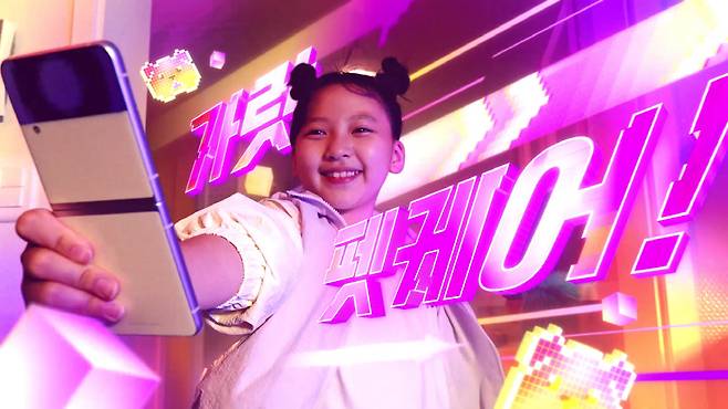 스마트싱스 광고 `가랏~ 펫케어! 너만 믿는다!` 편에서 어린이가 스마트싱스를 활용해 공기청정기의 `펫 맞춤청정` 기능을 작동하는 모습. [사진 제공 = 삼성전자]