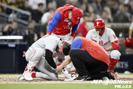 하퍼는 왼손 엄지손가락이 골절되는 중상을 입었다. 사진(美 샌디에이고)=ⓒAFPBBNews = News1