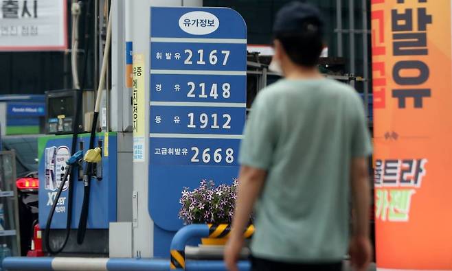 [서울=뉴시스] 추상철 기자 = 고공행진을 보이고 있는 기름값이 7주 연속 상승했다. 26일 오후 서울 시내 한 주유소에 휘발유 및 경유 가격표가 나타나 있다. 2022.06.26.