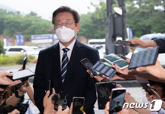 이재명 더불어민주당 의원이 지난 23일 오후 충남 예산군 스플라스 리솜에서 열린 국회의원 워크숍 개회식에 참석하며 취재진 질문에 답변하고 있다. 2022.6.23/뉴스1