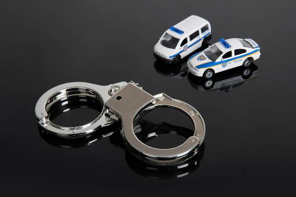 불륜 현장을 들킨 30대 남성 A씨가 차량 출입문 손잡이를 붙잡고 있던 불륜 상대방의 배우자 B씨를 매달고 가속폐달을 밟은 사건을 두고 A씨는 '긴급피난'이라고 주장했지만 법원은 이를 받아들이지 않고 A씨에게 징역형 집행유예를 선고받았다./사진=이미지투데이