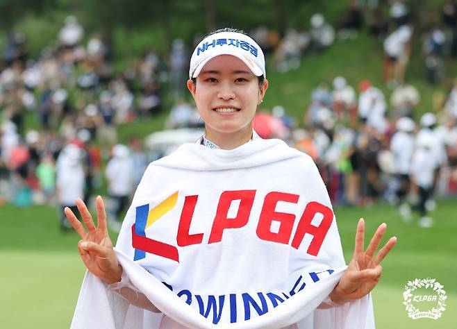박민지가 BC카드한경레이디스컵 2022 우승을 차지한 뒤 활짝 웃고 있다./KLPGA 제공