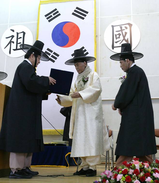 강원도 횡성에 있는 민족사관고등학교 설립자인 최명재 이사장이 26일 오전 향년 95세로 별세했다. 사진은 지난 2006년 3월 1일 민족사관고등학교 개교 10주년 기념식에서 감사패를 받고 있는 최명재 이사장 모습. [연합]