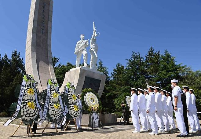 [동해=뉴시스] 김경목 기자 = 62·5 제72주년인 25일 오전 최성혁 해군 제1함대사령관(소장)과 장병들이 강릉시 옥계면 옥계지구전투 전적비에서 호국영웅의 넋을 기리고 있다. (사진=해군 제1함대사령부 제공) 2022.06.25. photo@newsis.com  *재판매 및 DB 금지