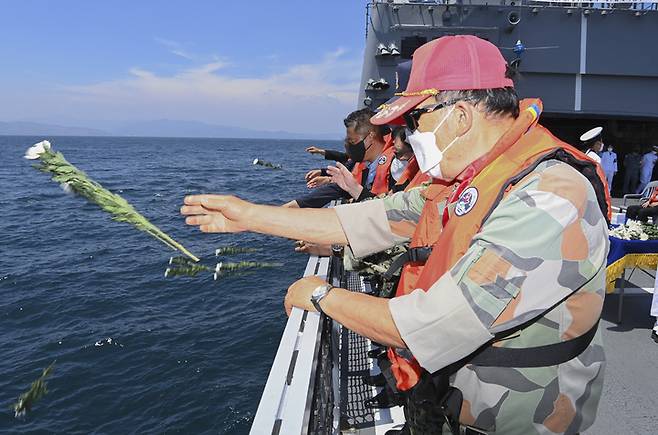 [동해=뉴시스] 김경목 기자 = 6·25 제72주년인 25일 참전 유공자 유가족들이 강릉시 옥계면 옥계지구전투 전적비 인근 해상에서 헌화하고 있. (사진=해군 제1함대사령부 제공) 2022.06.25. photo@newsis.com *재판매 및 DB 금지