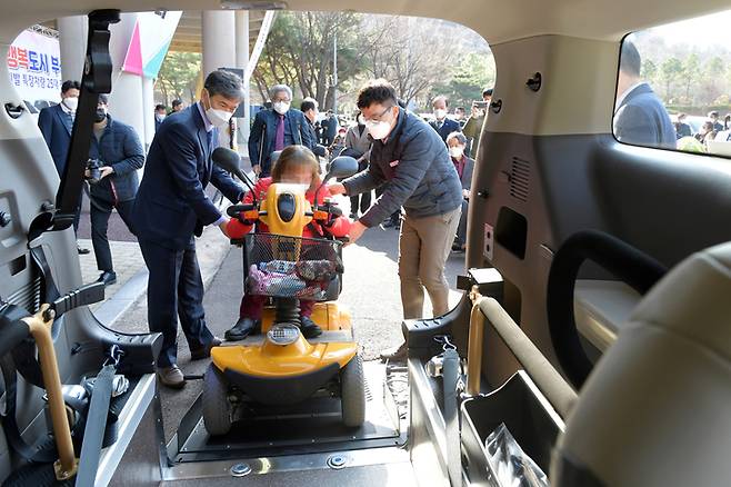 [부산=뉴시스] 부산시가 지난해 12월 23일 사직보조경기장에서 '교통약자 행복도시 부산' 선언식'을 열고 교통약자 이동편의 증진을 위한 두리발 차량 25대를 추가로 구입, 위탁운영 기관인 부산시설공단에 차량을 전달했다.(사진=부산시 제공) *재판매 및 DB 금지