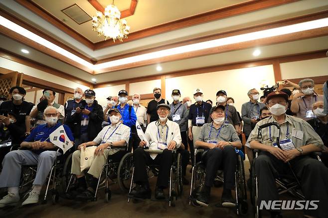 [서울=뉴시스] 백동현 기자 = 6.25전쟁 72주년 이튿날인 26일 오전 서울 종로구 청와대 본관에서 유엔 참전용사 등 60여 명이 박민식 국가보훈처장의 충무실 설명을 듣고 있다. 2022.06.26. livertrent@newsis.com