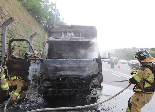 [진주=뉴시스]남해고속도로 3.5t 트럭 화재. *재판매 및 DB 금지