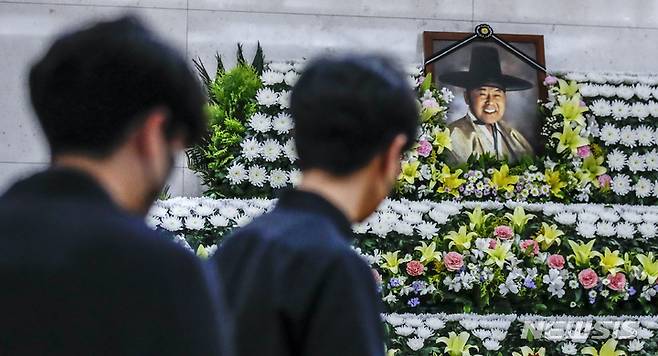 [서울=뉴시스] 정병혁 기자 = 민족사관고등학교의 설립자 최명재 전 파스퇴르유업 회장이 별세한 26일 오후 서울 송파구 서울아산병원 장례식장에 마련된 빈소를 찾은 조문객들이 조문을 하고 있다. 2022.06.26. jhope@newsis.com