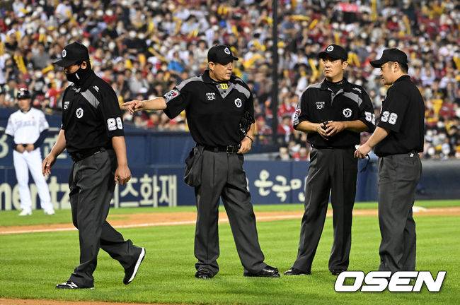[OSEN=잠실, 지형준 기자]8회말 2사 1,2루에서 KIA 장현식이 정해영으로 교체되는 과정에서 이민호 구심을 비롯한 4심이 모여 이야기를 나누고 있다. 동일 타자에 코치가 마운드에 2번 방문할 수 없다는 규칙에 의해 김종국 감독은 퇴장. 2022.06.25 /jpnews@osen.co.kr