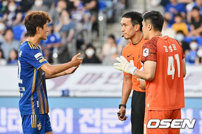 [OSEN=울산, 이석우 기자]울산 현대 이청용이 페널티킥이 VAR 후 번복되자 주심에게 항의하고 있다. 2022.06.26 / foto0307@osen.co.kr