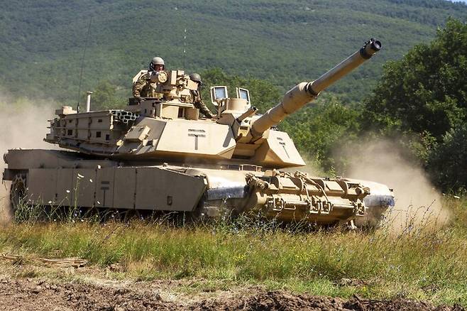 미 육군 M1 전차가 훈련장에서 기동하고 있다. 세계일보 자료사진