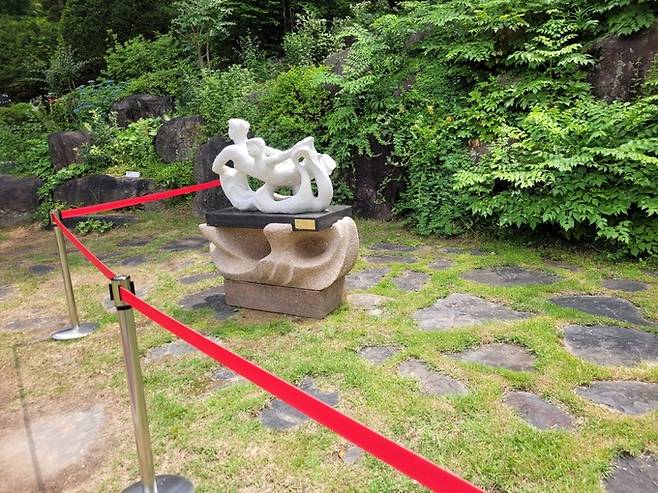 지난 17일 청와대 경내 녹지원 부근에 뒤늦게 보호존이 설치 돼 있다. 개방 직후에는 이런 통제선이 마련되지 않은 채 일반 관람객 수십만명을 맞았다.&nbsp;문화재청은 윤석열대통령 당선으로부터 두달 반, 취임 및 개방 2주 후인 지난달 23일에 청와대권역과 시설개방 관리업무를 위임받았다.&nbsp; 김예진 기자